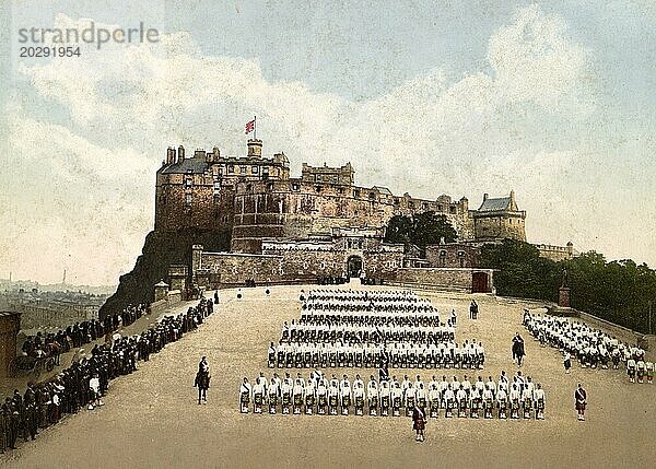 Edinburgh Castle and Esplanade  Schottland  um 1890  Historisch  digital restaurierte Reproduktion von einer Vorlage aus dem 19. Jahrhundert