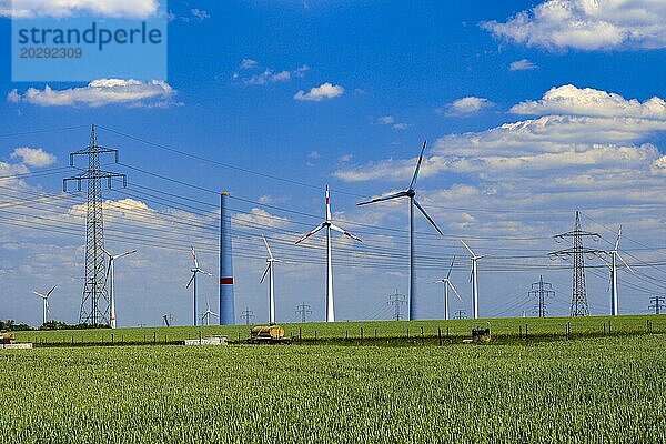 Strommasten  Hochspannungsmasten  Windräder  Bauselle eines Windrades  grüne Wiese  Salzgitter  Niedersachsen  Deutschland  Europa