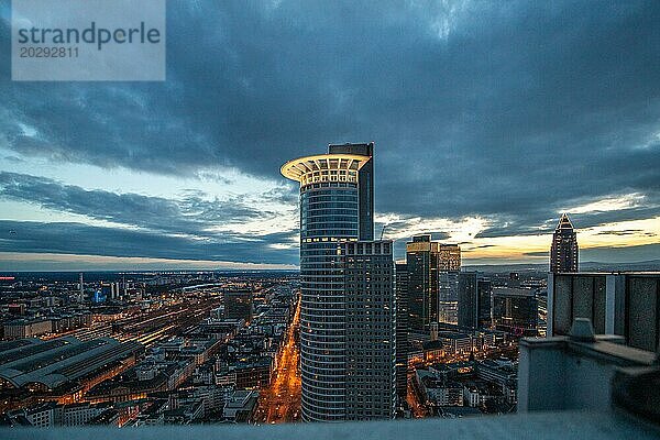 Blick von einem Hochhaus auf die Skyline am Abend. Fantastischer Blick über ein Finanzzentrum bei Sonnenuntergang. Stadtfoto von Frankfurt am Main  Hessen Deutschland
