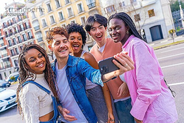 Multirassische junge Millennial Freunde machen ein gemeinsames Selfie in der Stadt