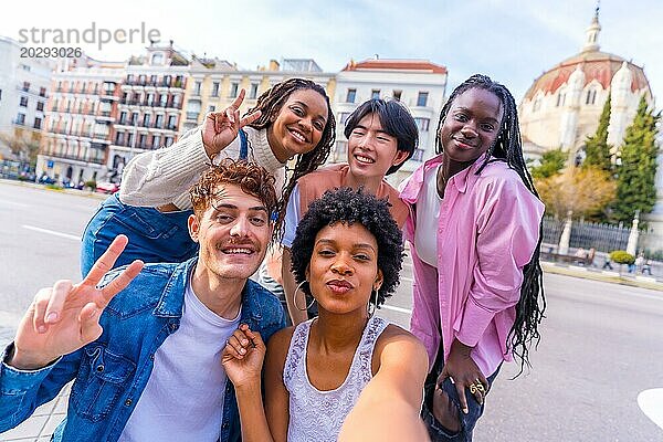 Multiethnische Studenten  die bei einem Selfie in der Stadt den Erfolg beschwören