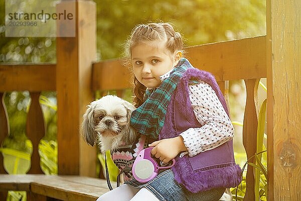 Bild von hübsches kleines Mädchen posiert mit niedlichen Hund  Nahaufnahme