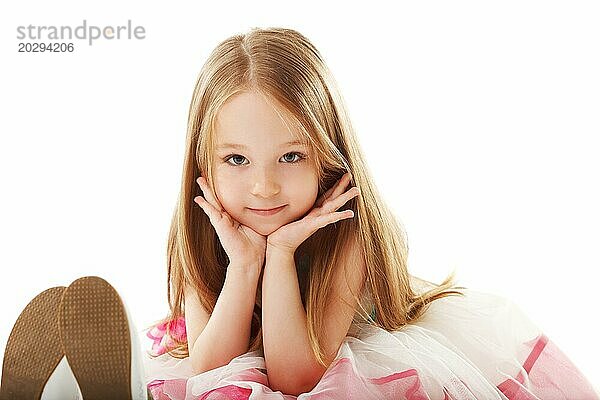 Porträt eines kleinen lächelnden Mädchens  das in die Kamera schaut  Nahaufnahme