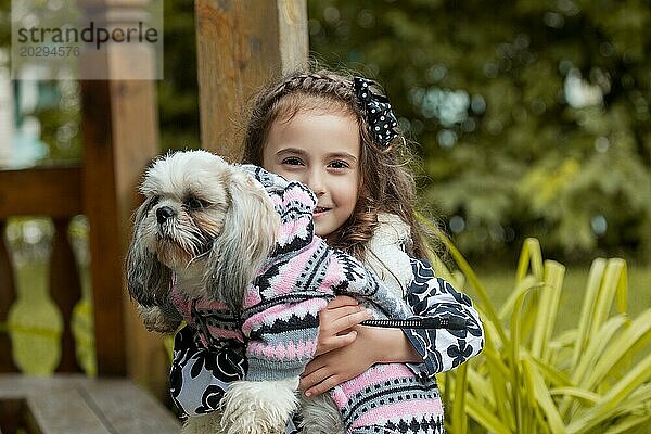 Porträt eines bezaubernden kleinen Mädchens  das sein Haustier umarmt  Nahaufnahme