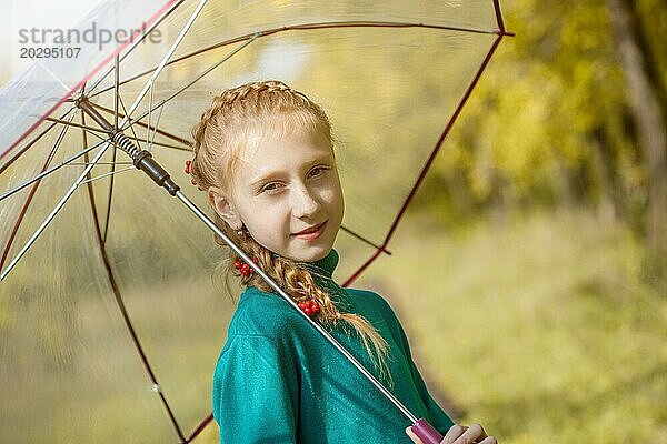 Lächelndes sommersprossiges Mädchen posiert mit Regenschirm  Nahaufnahme