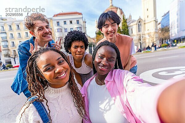 Glückliche junge multiethnische Freunde machen ein Selfie in der Stadt an einem sonnigen Tag