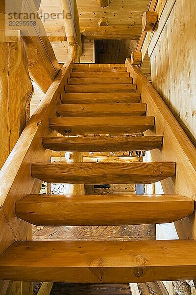 Holztreppe  die zum Obergeschoss eines handgefertigten Blockhauses aus roter Zeder führt  Quebec  Kanada  Nordamerika