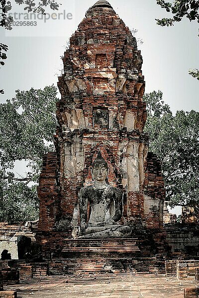 Antike Tempelruinen im Wat Choeng Tha  Teil des berühmten Ayutthaya Historical Park in Thailand. Ayutthaya  Thailand  Asien