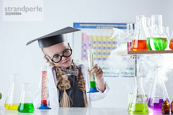 Studioaufnahme eines kleinen Mädchens  das im Chemielabor posiert  Nahaufnahme