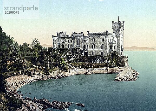 Schloss Miramare  Castello di Miramare  auf einer Felsenklippe der Bucht von Grignano an der Adria etwa fünf Kilometer nordwestlich der italienischen Hafenstadt Triest  Italien  um 1890  Historisch  digital restaurierte Reproduktion von einer Vorlage aus dem 19. Jahrhundert  Europa