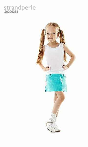 Nettes kleines Mädchen posiert in Freizeitkleidung  vor weißem Hintergrund