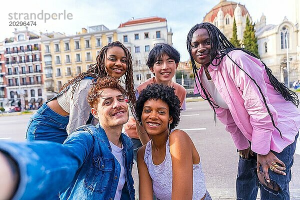 Persönliche Perspektive einer multiethnischen Gruppe von Freunden bei einem Selfie in der Stadt