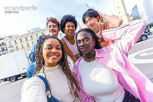 Gemischtrassige Freunde machen ein gemeinsames Selfie beim Besuch einer Stadt an einem sonnigen Tag