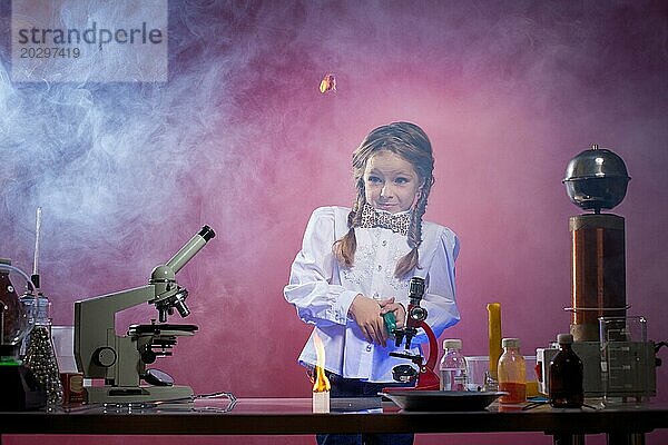 Studioaufnahme eines erschrockenen kleinen Mädchens im Labor  Nahaufnahme