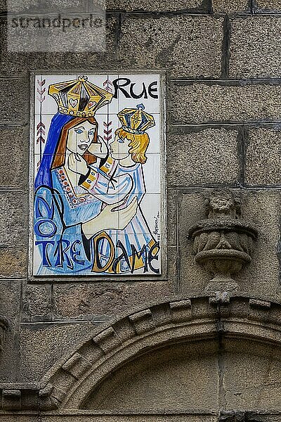 Kunstvoll gestaltetes Schild in der Rue Notre Dame  Guingamp  Département Côtes-d'Armor  Bretagne  Frankreich  Europa