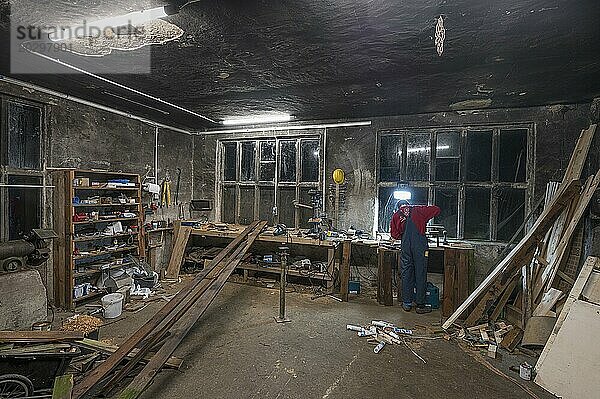 Junger Mann arbeitet abends in seiner Werkstatt  Mecklenburg-Vorpiommern  Deutschland  Europa