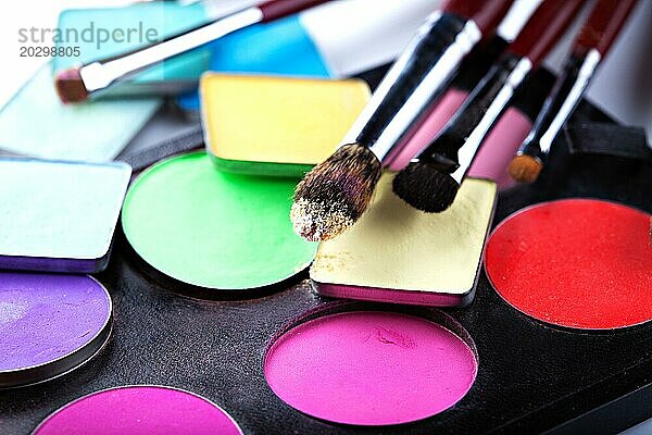 Bild von Make up Pinsel mit bunten Lidschatten  Nahaufnahme
