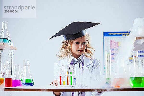 Studioaufnahme eines ernsten kleinen Mädchens  das im Chemielabor posiert  Nahaufnahme