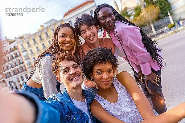 Persönliche Perspektive einer multiethnischen Gruppe von Freunden bei einem Selfie in der Stadt