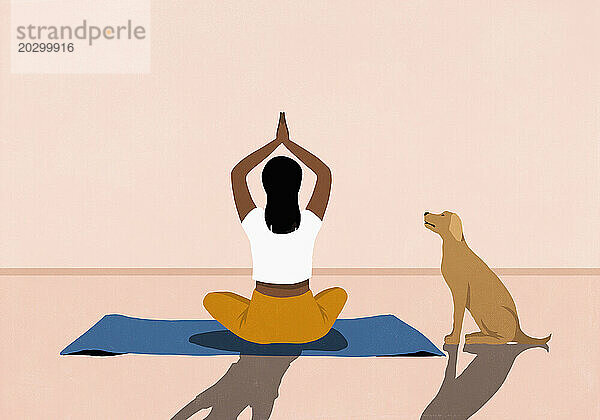 Hund beobachtet Frau  die Yoga-Meditation auf Yogamatte praktiziert
