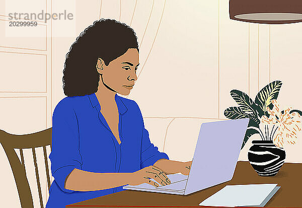 Konzentrierte Frau arbeitet von zu Hause aus am Laptop im Esszimmer