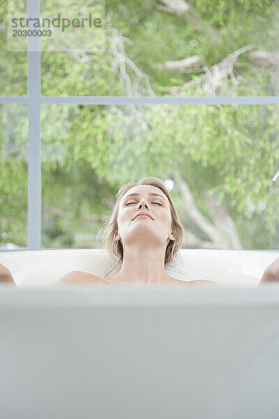 Frau entspannt sich in der Badewanne