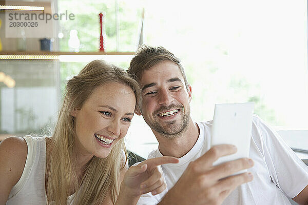 Lächelndes Paar macht Selfie