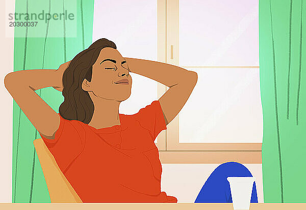 Ruhige Frau entspannt sich zu Hause mit den Händen hinter dem Kopf