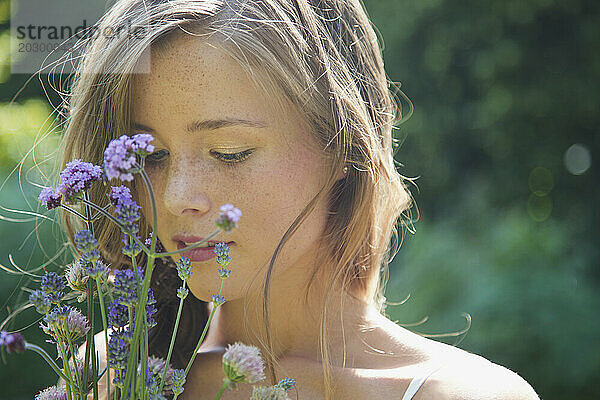 Junge Frau hält Blumen  Nahaufnahme