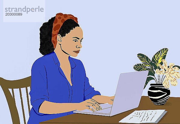 Konzentrierte Frau arbeitet von zu Hause aus am Laptop am Esstisch