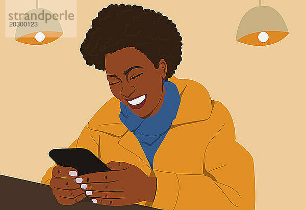 Glückliche Frau  die lacht und mit dem Smartphone SMS schreibt