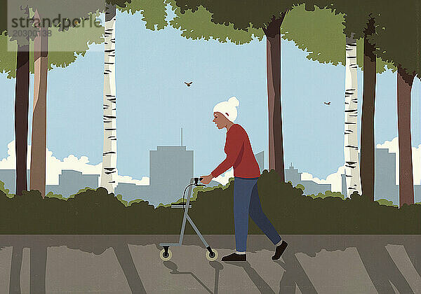 Aktive Seniorin geht mit Gehhilfe im Stadtpark spazieren