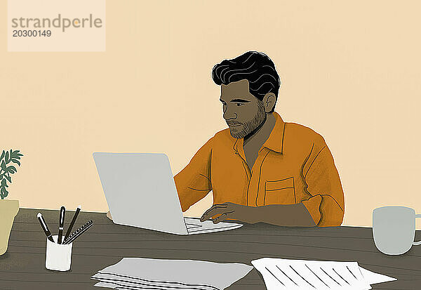 Konzentrierter Mann  der von zu Hause aus am Laptop im Esszimmer arbeitet