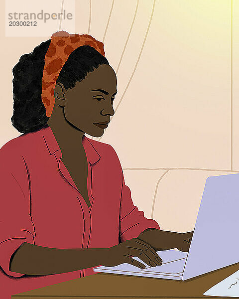 Konzentrierte Frau  die von zu Hause aus am Laptop arbeitet