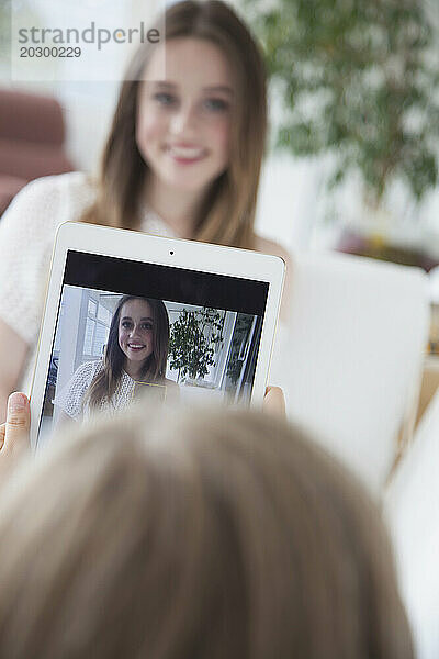 Junge fotografiert seine Schwester mit digitalem Tablet