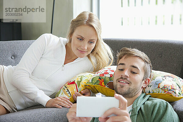 Paar auf Sofa mit Smartphone