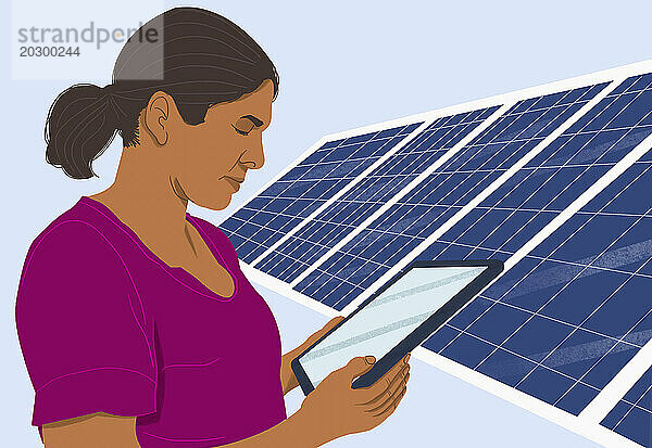 Frau mit digitalem Tablet steht vor Sonnenkollektoren
