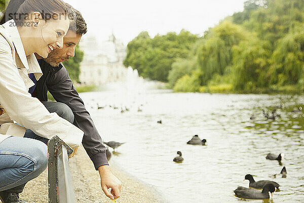 Paar kauert am Lake St. James's Park  London  England