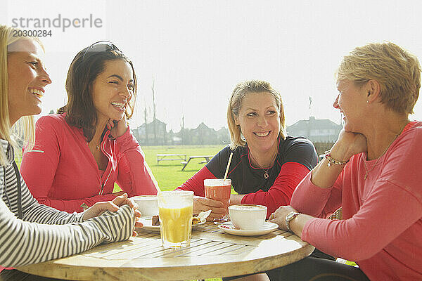 Frauen frühstücken im Café im Freien