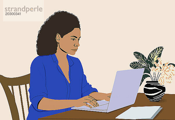 Konzentrierte Frau arbeitet von zu Hause aus am Laptop am Esstisch