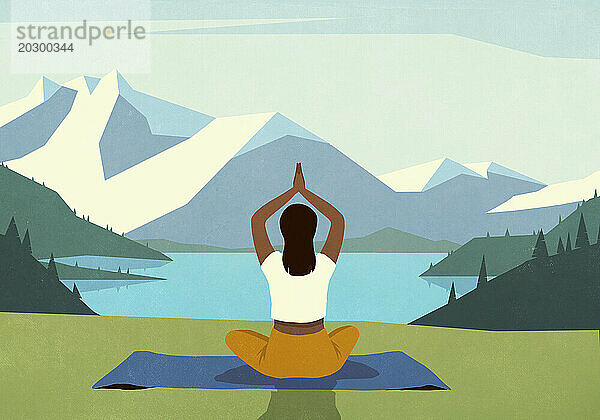 Ruhige Frau meditiert auf einer Yogamatte im Gras mit Blick auf idyllische  malerische Berge und See
