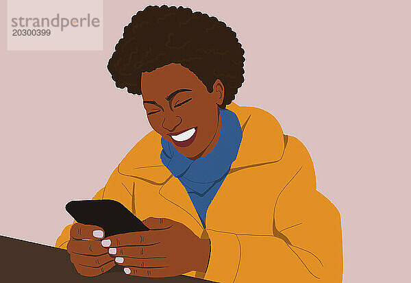Glückliche Frau  die lacht und mit dem Smartphone SMS schreibt