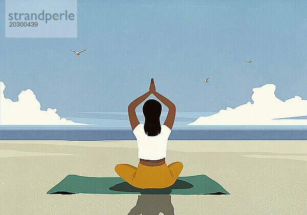 Ruhige Frau meditiert auf einer Yogamatte am sonnigen Sommerstrand am Meer