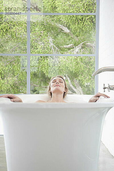 Frau entspannt sich in der Badewanne