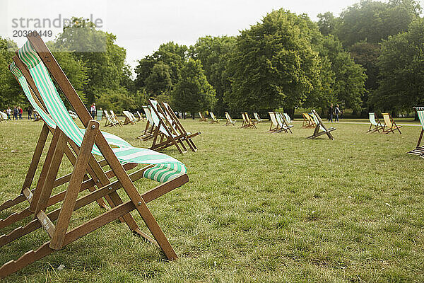 Liegestühle im St. James's Park  London  England