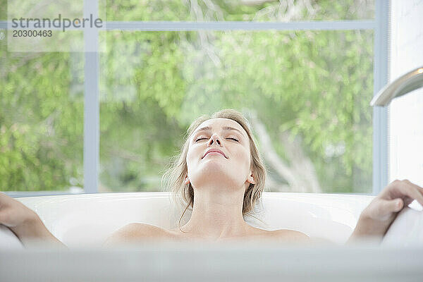 Frau entspannt sich in der Badewanne