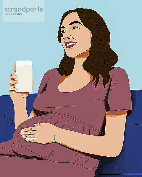 Glückliche schwangere Frau trinkt Wasser auf dem Sofa
