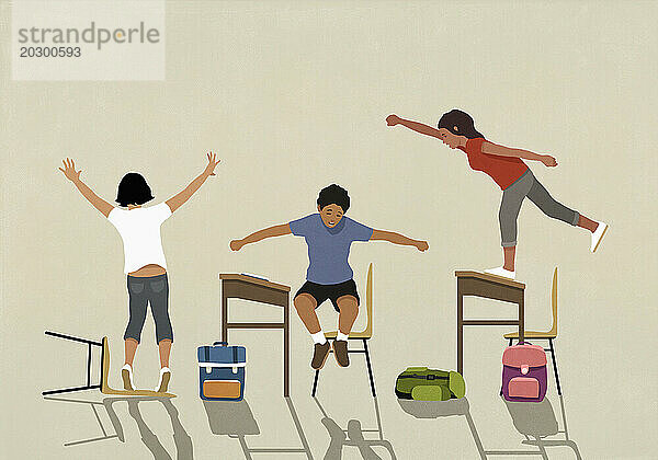 Hyperschulkinder spielen  springen auf Schreibtischen im Klassenzimmer