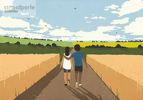 Liebevolles Paar spaziert zwischen Feldfrüchten in sonniger  ländlicher Umgebung