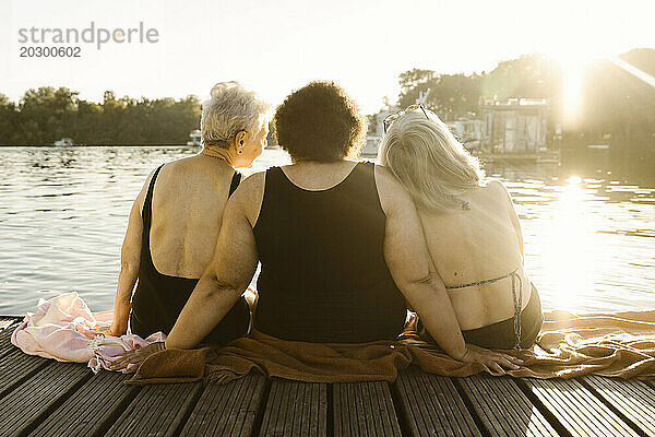 Rückansicht älterer Seniorinnen  die ihren Urlaub auf dem Hausboot genießen
